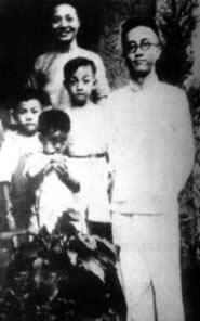 著名新闻记者、出版家邹韬奋在上海逝世