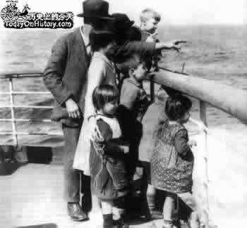 本世纪最初的十年，移民潮水般地涌入美国