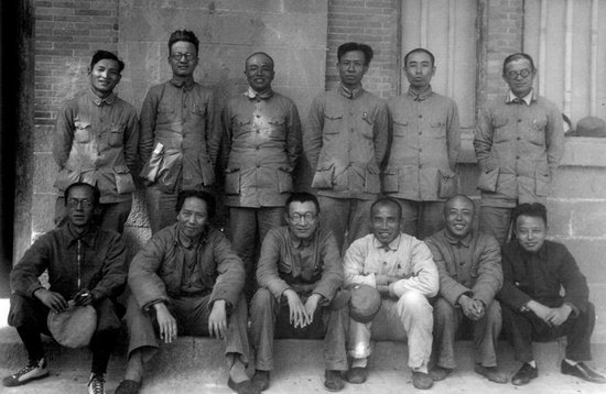 资料：庆祝1921-1997年历次重要会议介绍(图)